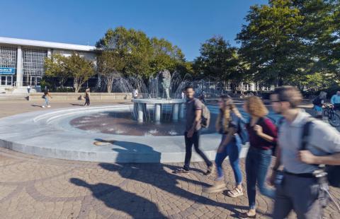 学生 walking by Monarch fountain